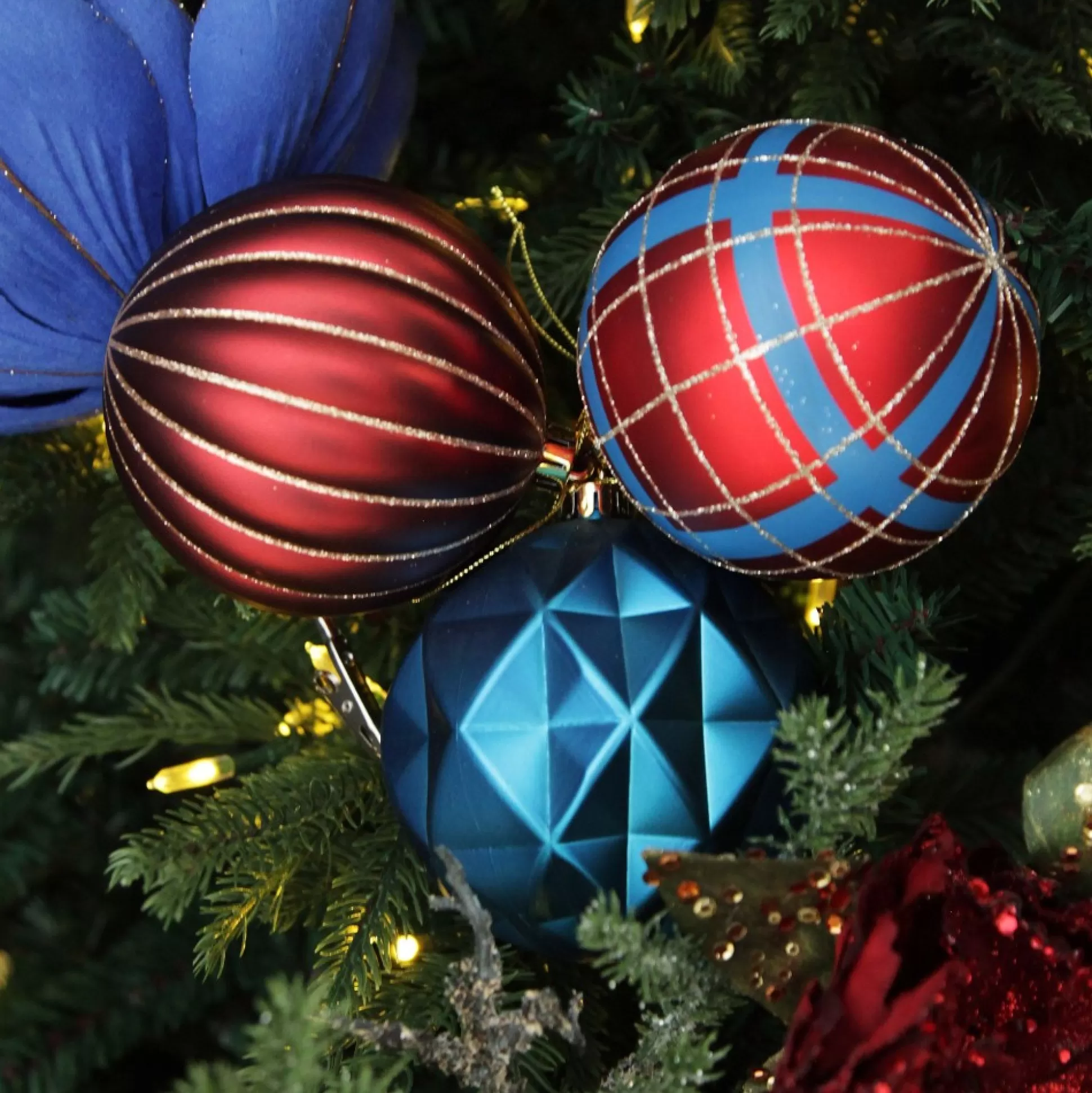 Assorted Decorative Red and Blue Shatterproof Christmas Baubles - Set of 4 Christmas Bauble Sets |