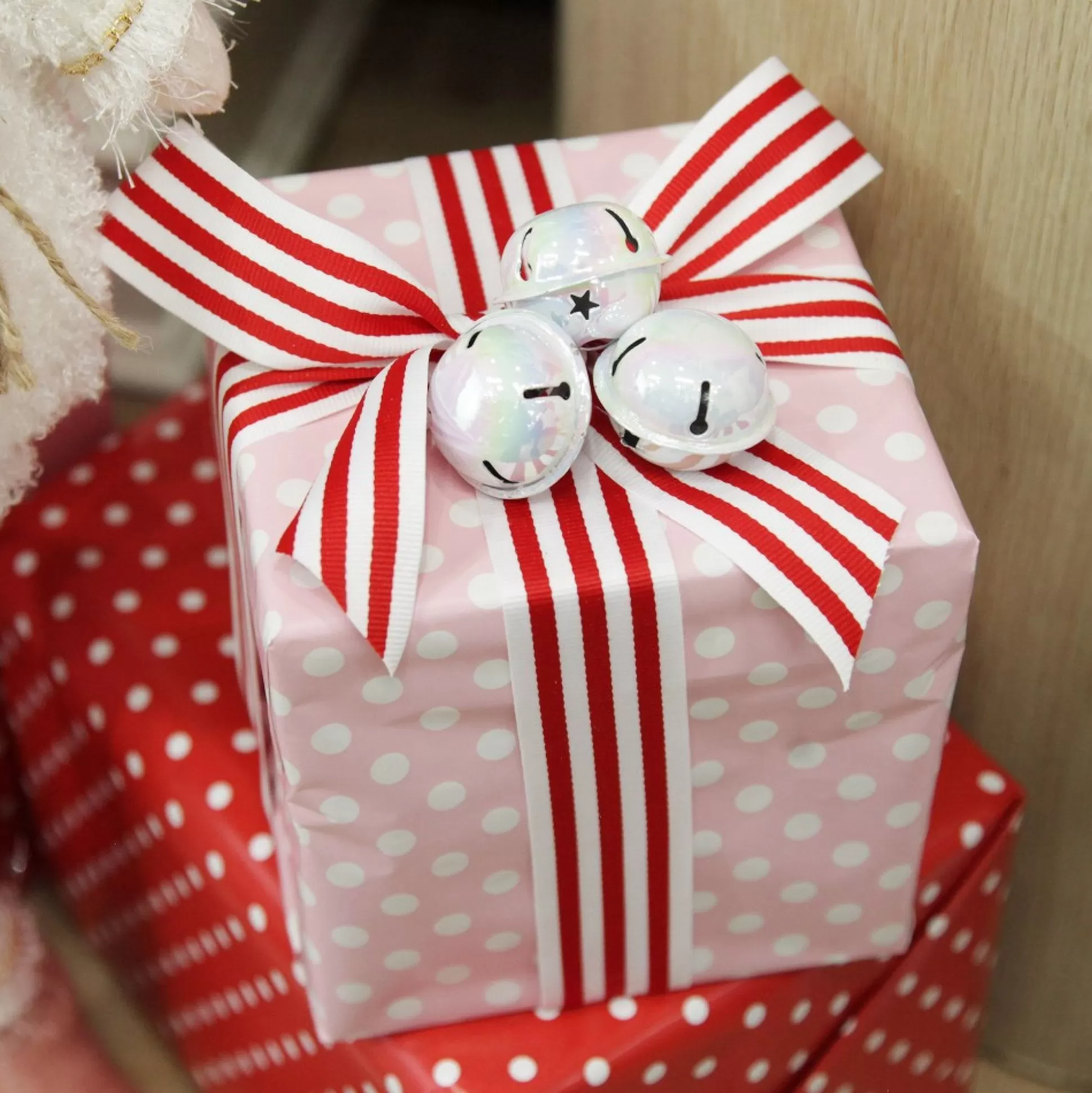 White Irridescent 4cm Jingle Bell Decorations - Bag of 4 Christmas Bells And Bows |